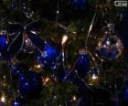 Mavi topları bir Noel ağacı süsleme